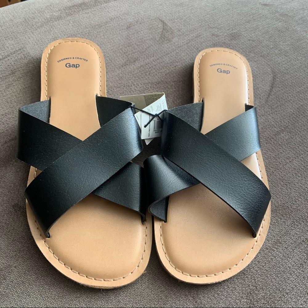 NWT black sandals size 6